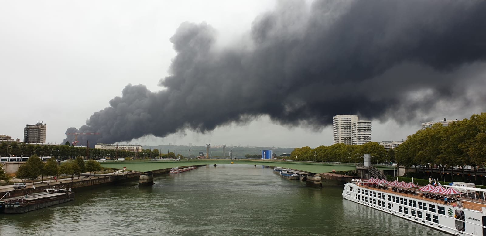 Usine de Rouen en flammes